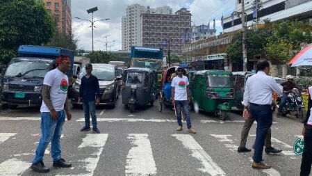 কাকরাইল মোড়ে ট্র্যাফিকের দায়িত্বে ছাত্রদল