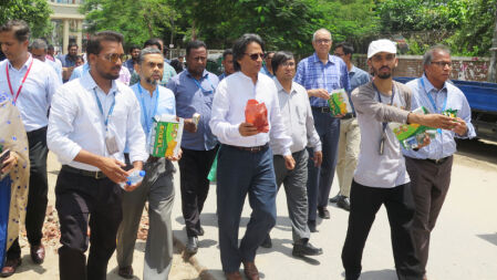 সড়কে শৃঙ্খলার দায়িত্বে শিক্ষার্থীরা, প্রশংসা ইস্ট ওয়েস্ট কর্তৃপক্ষের