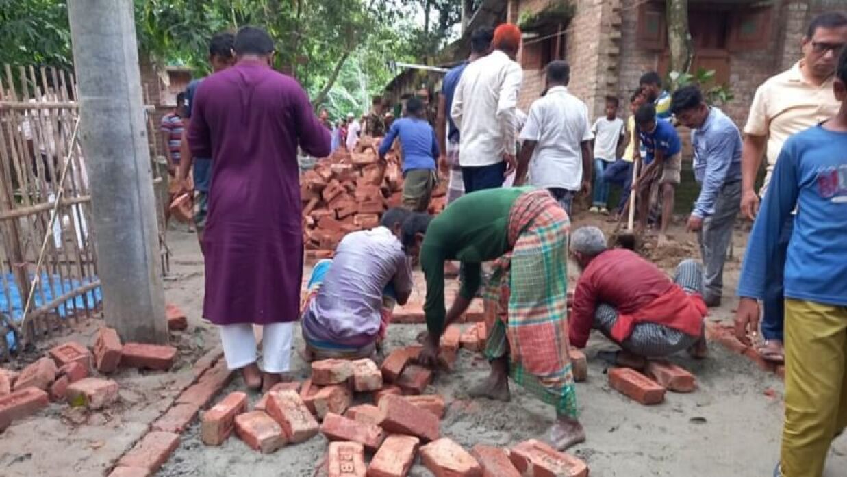 পুলিশের গুলিতে নিহত বেরোবি শিক্ষার্থী আবু সাঈদের বাড়িতে যাওয়ার রাস্তা তৈরির কাজ চলছে