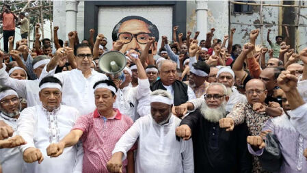 শেখ হাসিনাকে ফেরাতে মাথায় কাফনের কাপড় বেঁধে বিক্ষোভ