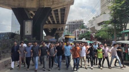 শেখ হাসিনার ফাঁসির দাবিতে চবি ছাত্রদলের বিক্ষোভ