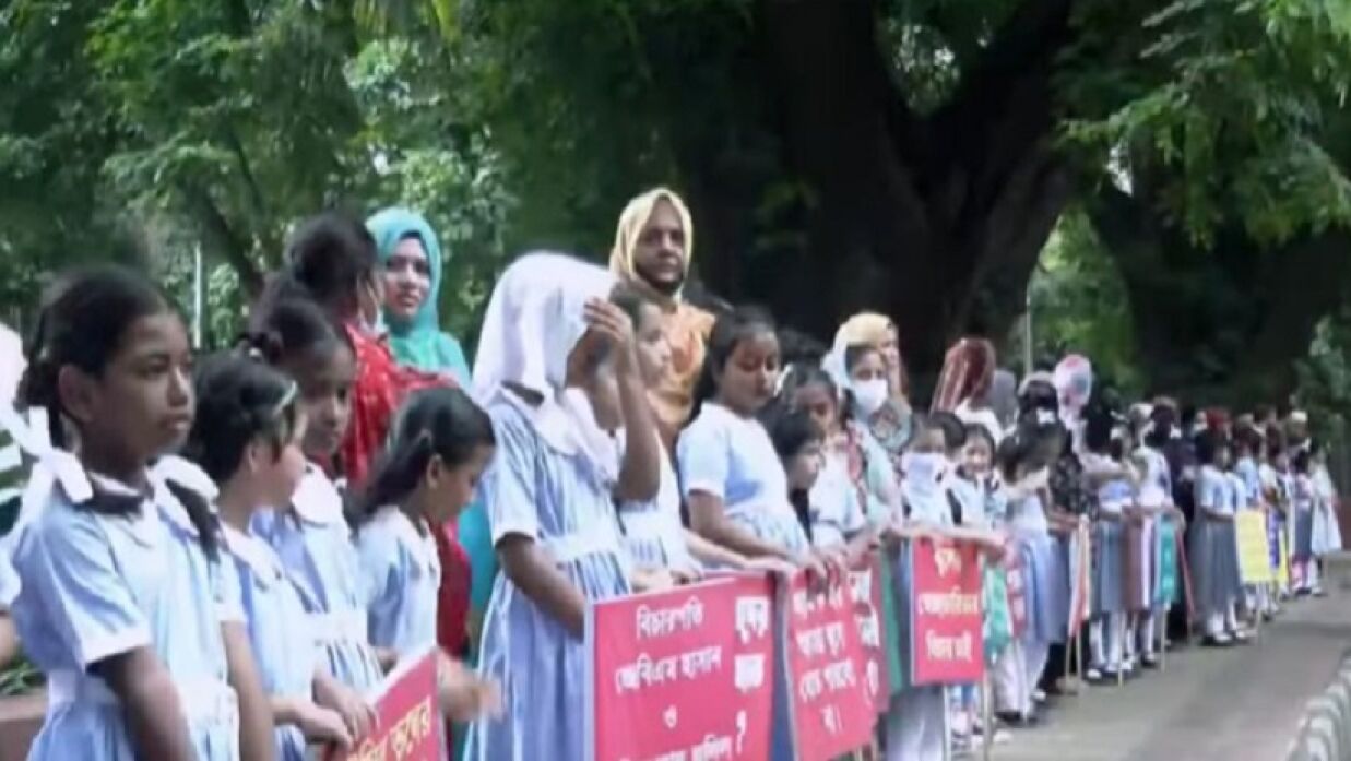 প্রধান উপদেষ্টার বাসবভনের সামনে অবস্থান নিয়েছেন ভিকারুননিসা নূন স্কুলের ১৬৯ শিক্ষার্থী ও অভিভাবক