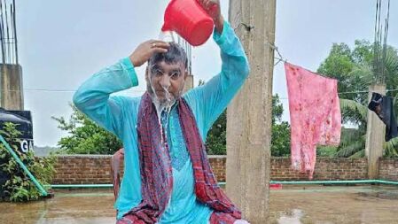 কুমিল্লায় দুধ দিয়ে গোসল করে আওয়ামী লীগ নেতার দল ত্যাগ