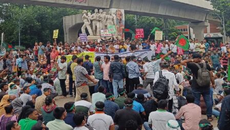 চাকরিতে বয়সসীমা ৩৫ করার দাবিতে বিক্ষোভ সমাবেশ