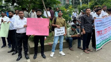 পিএসসির সামনে জুনিয়র ইনস্ট্রাক্টর ফলপ্রত্যাশীদের বিক্ষোভ