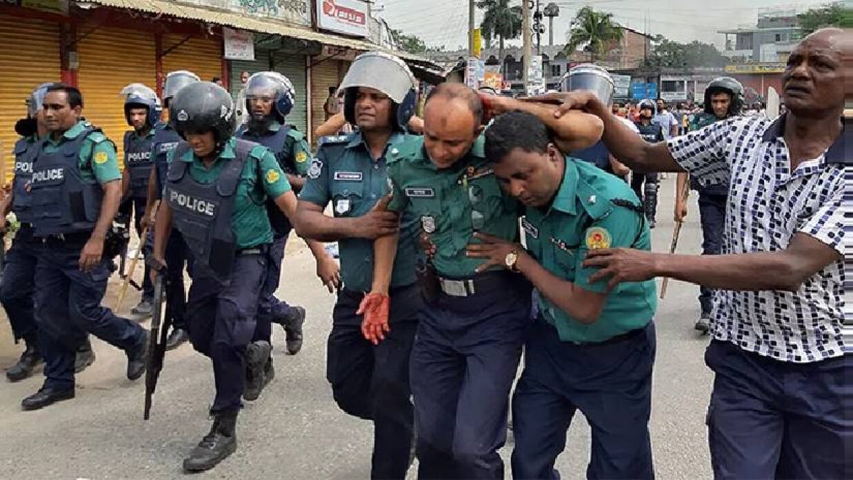 কোটা আন্দোলনে আহত এক পুলিশ সদস্য