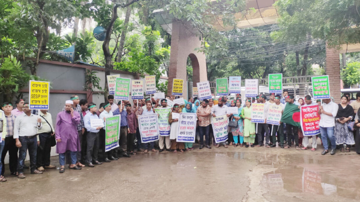 শিক্ষাভবন ক্যাম্পাসে অবস্থানরত সেসিপ কর্মীরা