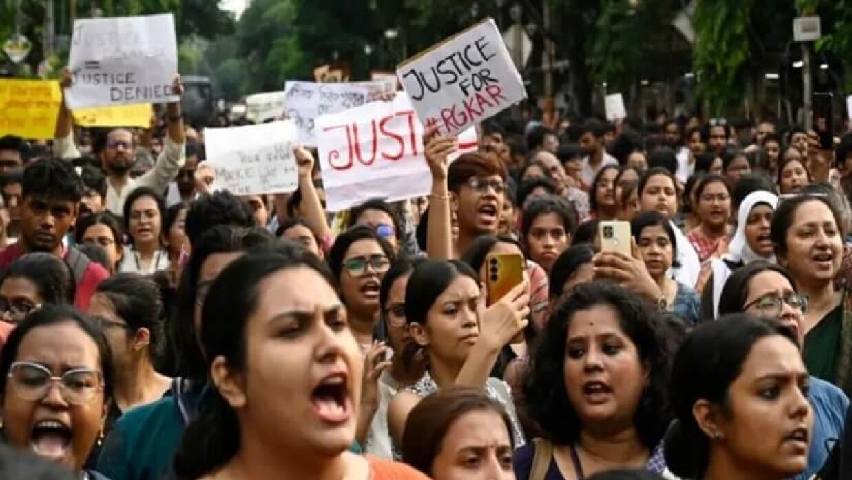 কলকাতায় সরকারি হাসপাতালে চিকিৎসককে ধর্ষণ ও খুনের প্রতিবাদে আন্দোলন চলছে