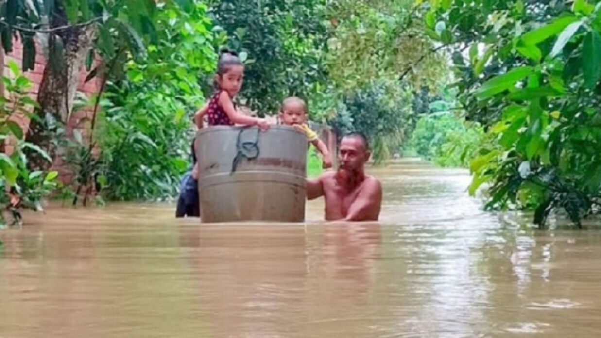 বন্যার পানিতে ক্ষতিগ্রস্তরা