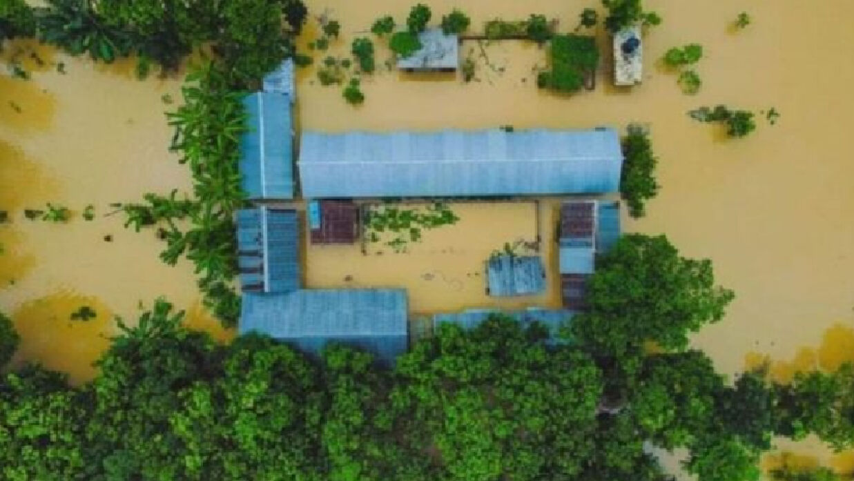 বন্যার পানিতে তলিয়ে গেছে ঘরবাড়ি