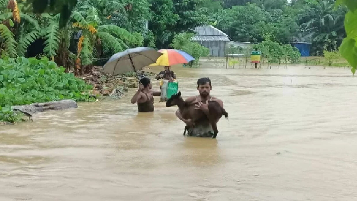 বন্যার্ত মানুষের দুর্ভোগ