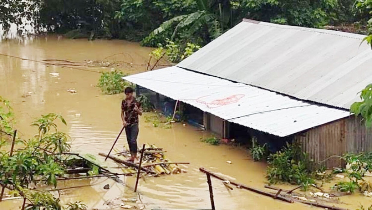 নদীর বাঁধ ভেঙে প্লাবিত কয়েকটি গ্রাম