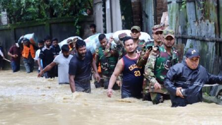 খাগড়াছড়িতে বন্যা কবলিতদের পাশে সেনাবাহিনী