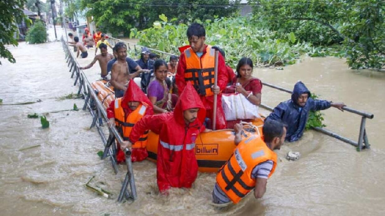 ভারতের ত্রিপুরা রাজ্যে বন্যা দুর্গতদের উদ্ধার করছেন উদ্ধারকর্মীরা