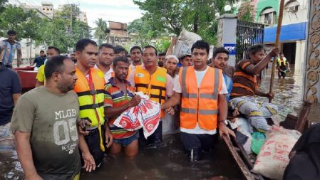 ফেনীতে বন্যার্তদের পাশে কেন্দ্রীয় ছাত্রদল