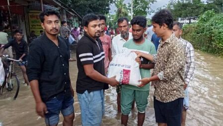 কুমিল্লায় বন্যার্তদের পাশে জাহাঙ্গীরনগর বিশ্ববিদ্যালয় ছাত্রদল