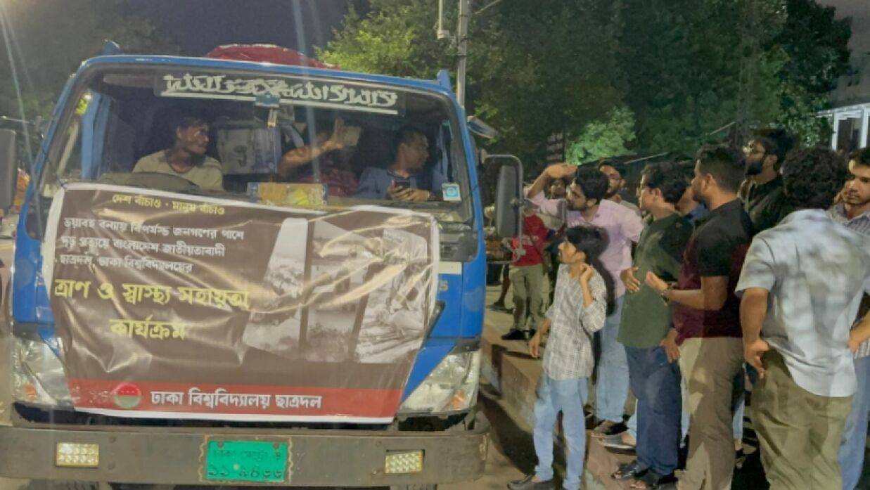 ত্রাণ কার্যক্রম ও মেডিকেল ক্যাম্প পরিচালনার জন্য শনিবার (২৪ আগস্ট) রাতে ঢাবি ছাত্রদলের একটি দল ফেনীর উদ্দেশ্যে রওনা হচ্ছে