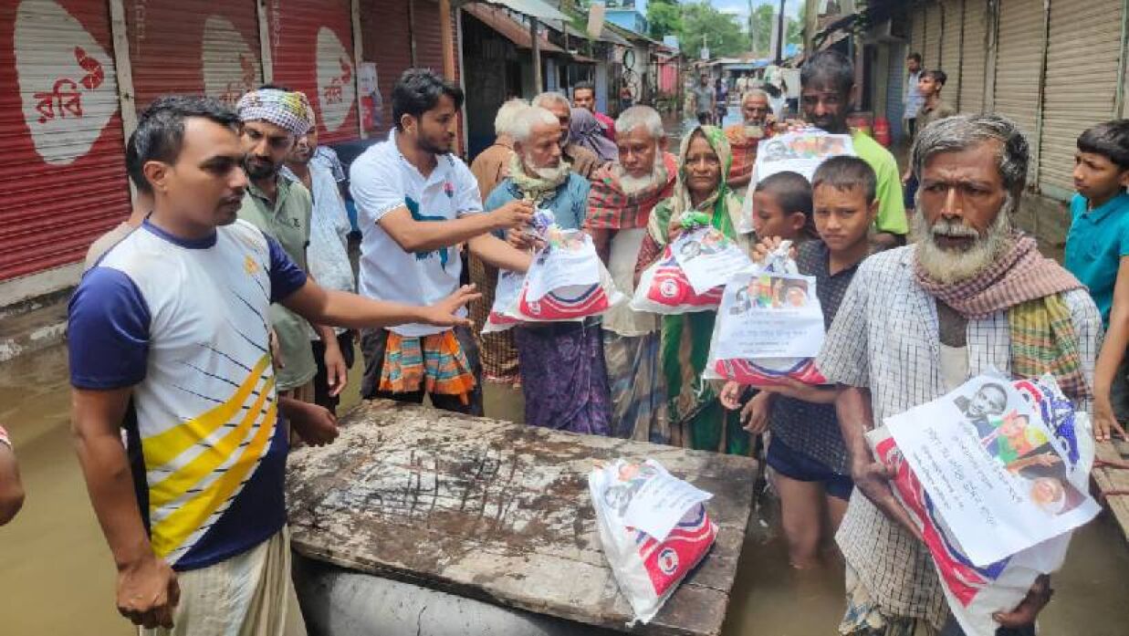 ফেনীতে ত্রাণ বিতরণ