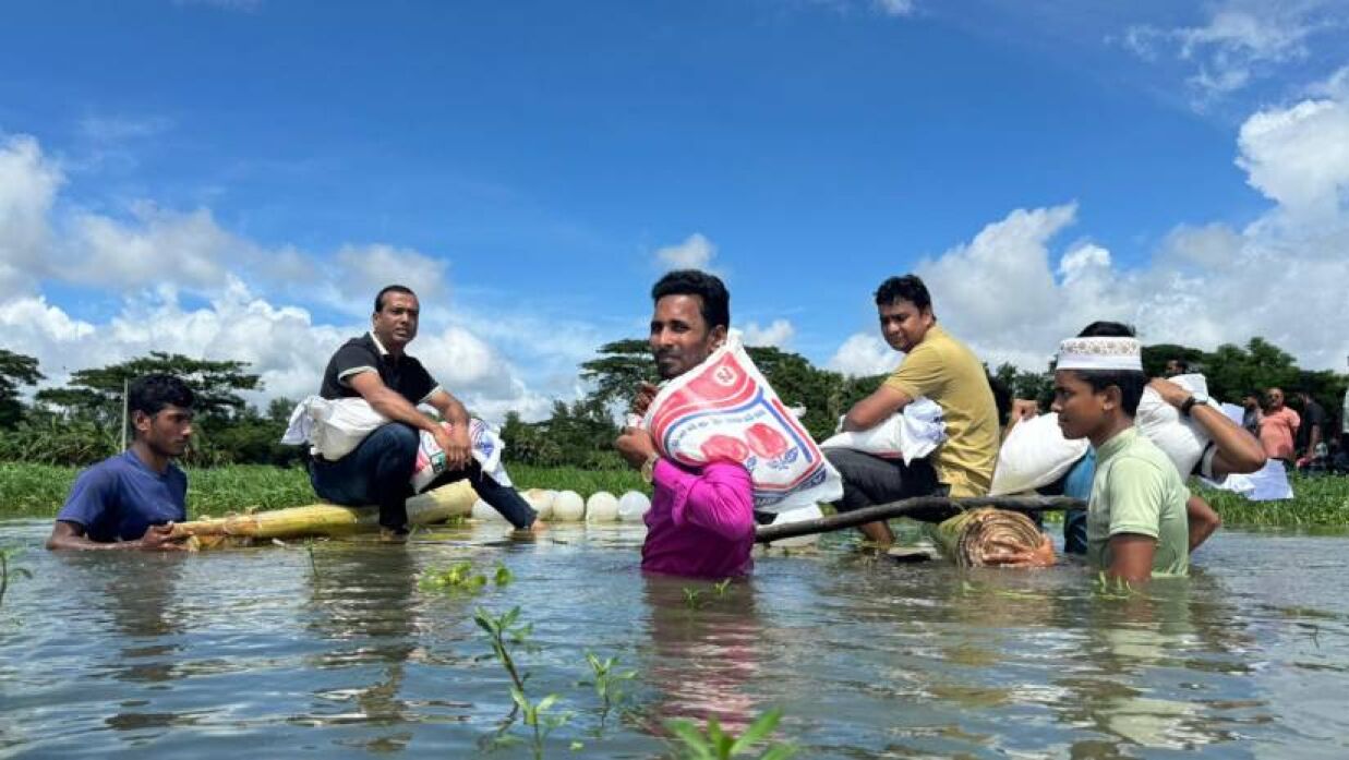 পানিবন্দি মানুষদের মাঝে ত্রাণ সহায়তা পৌঁছে দিচ্ছে ছাত্রদলের নেতাকর্মীরা