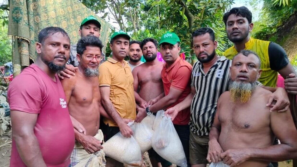 বন্যা দুর্গতদের মধ্যে ছাত্রদলের নেতা-কর্মীদের ত্রাণ বিতরণ