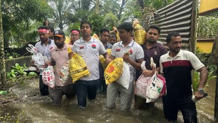 তৃতীয় দিনে লক্ষ্মীপুরে ছাত্রদলের ত্রাণ সহায়তা কার্যক্রম