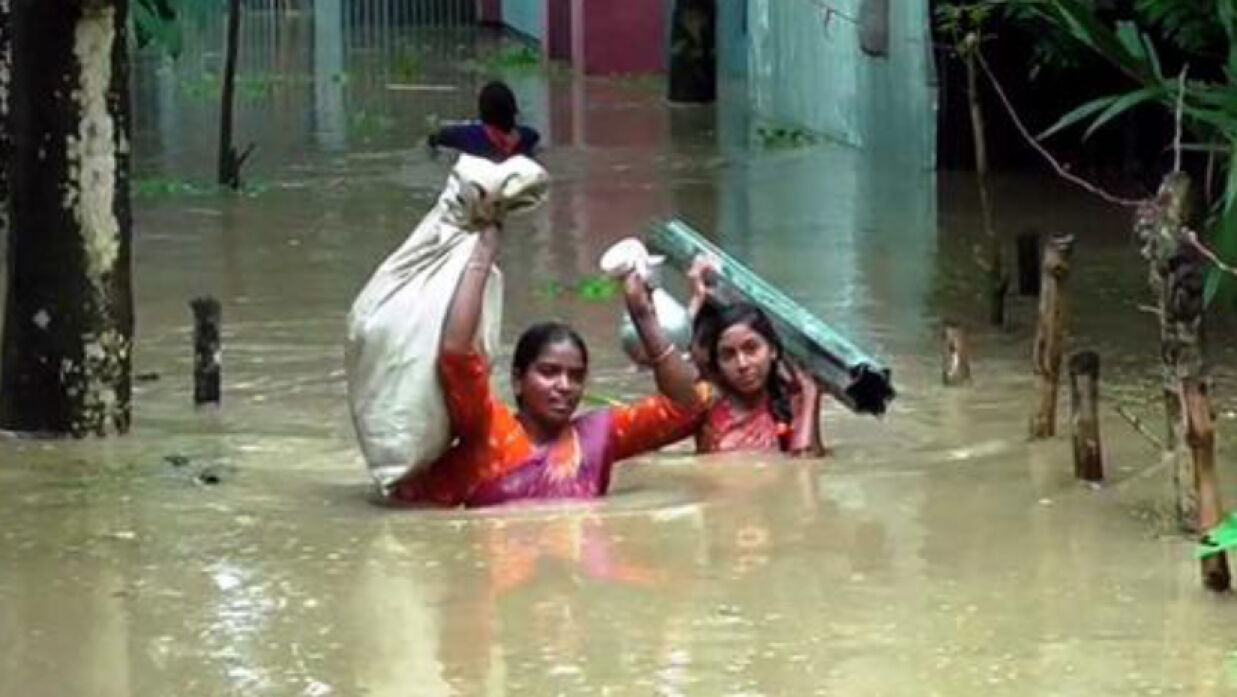 বন্যায় দুর্ভোগে মানুষ