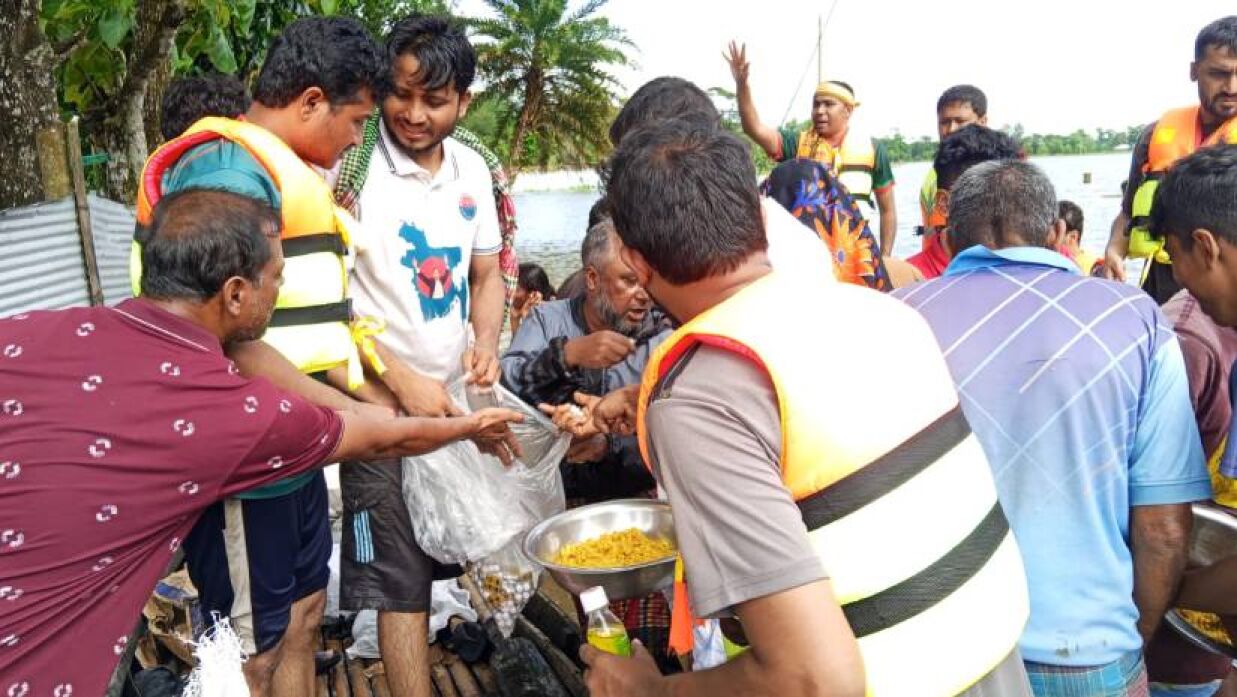 বন্যার্তদের মাঝে খাবার বিতরণ