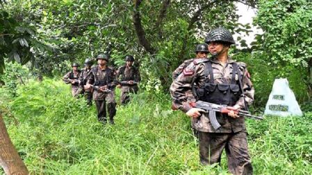 বাংলাদেশ থেকে নারী পাচারের সময় ভারতীয় নাগরিক আটক