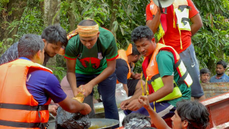 তৃতীয় দিনের মতো বন্যার্তদের মাঝে খাবার-ঔষধ বিতরণ ঢাবি ছাত্রদলের