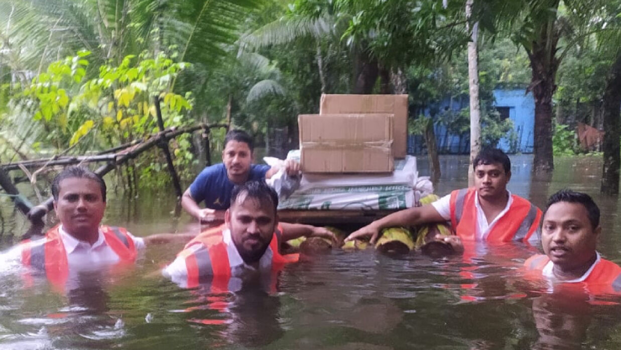 নোয়াখালীর দুর্গম এলাকায় বিএনপির জরুরি ঔষধ ও খাদ্য সামগ্রী বিতরণ