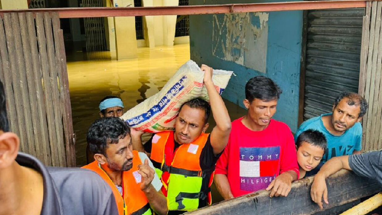 ফেনীতে বন্যার্তদের মাঝে ছাত্রদলের ত্রাণ সামগ্রী বিতরণ