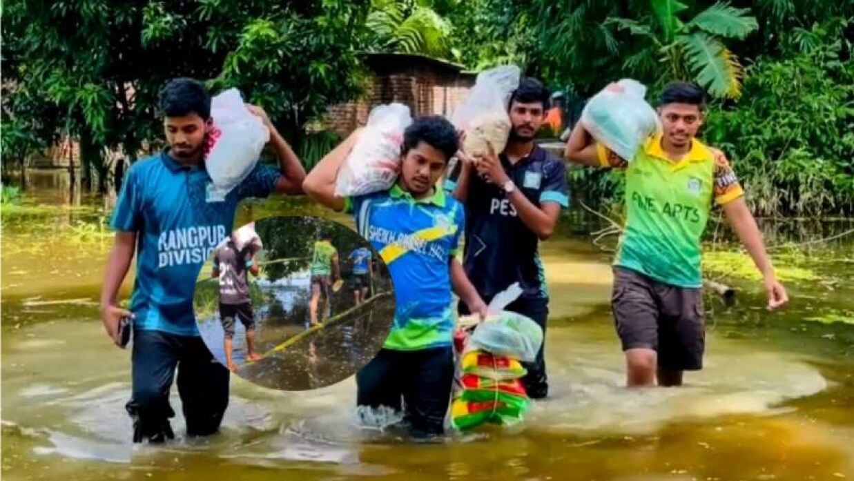 ত্রাণ নিয়ে বন্যা কবলিত এলাকায় ইবি শিক্ষার্থীরা