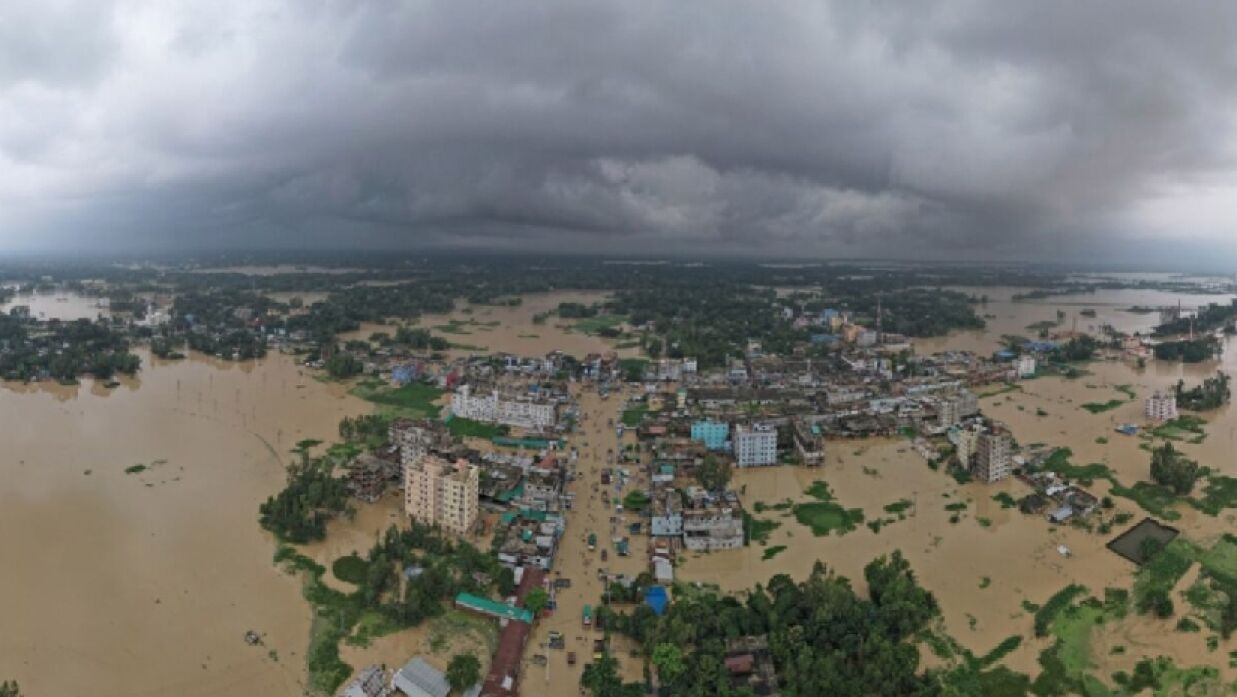 বন্যায় মৃতের সংখ্যা  বেড়ে ৫২