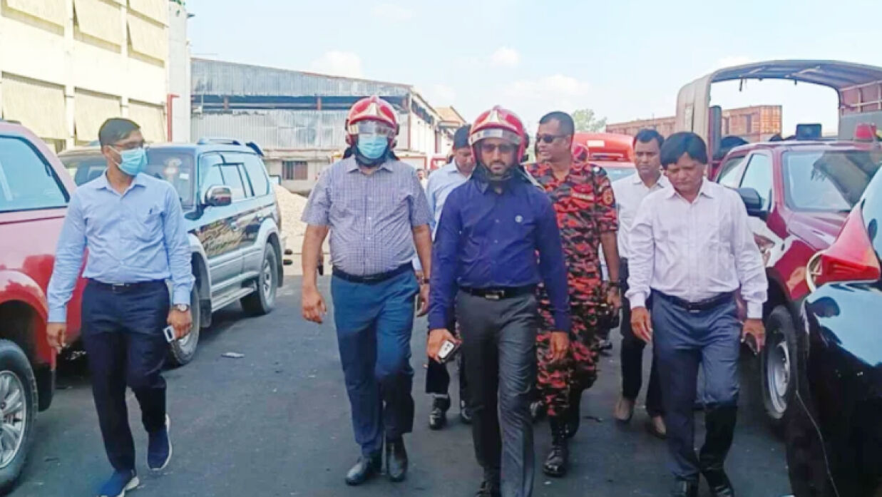 ভবন পরিদর্শন শেষে বুয়েটের অধ্যাপক রাকিব আহসানসহ অন্যরা