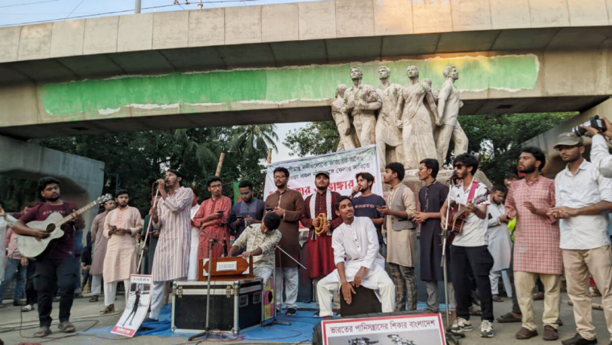 ঢাকা বিশ্ববিদ্যালয়ের সন্ত্রাসবিরোধী রাজু ভাস্কর্যের পাদদেশে ‘ইনকিলাব মঞ্চে’র আয়োজনে ‘গণধিক্কার ও ভাঙ্গার গান’ 