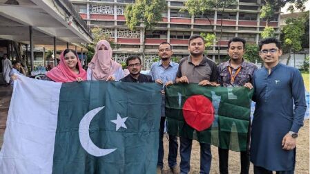 বন্যার্তদের সহায়তায় পাকিস্তানি শিক্ষার্থীদের ত্রাণ প্রদান