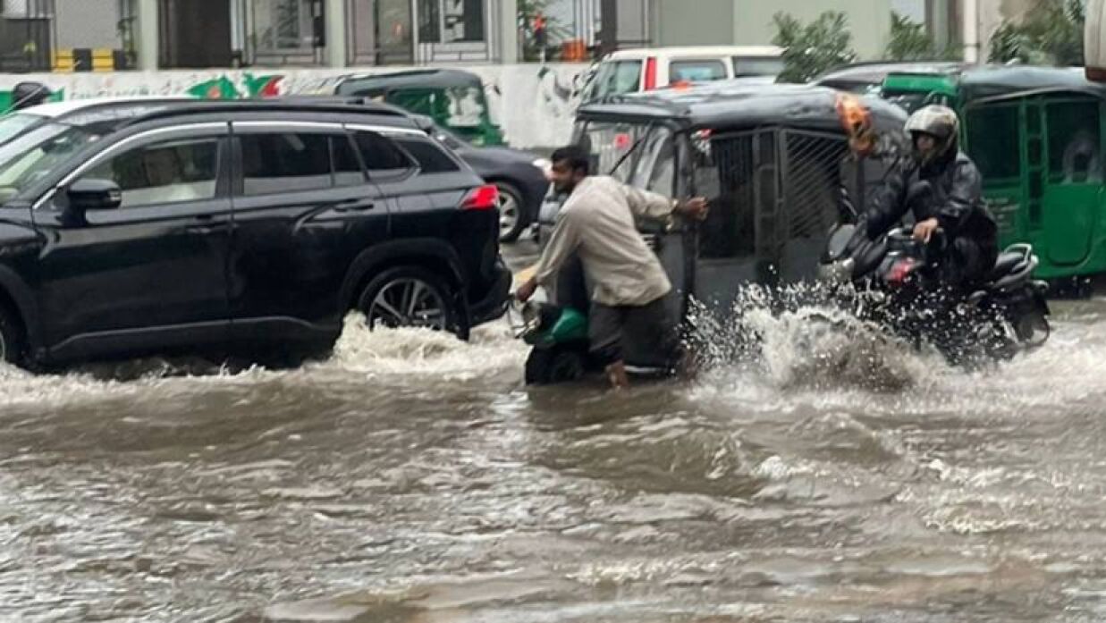 ভারী বৃষ্টির ফলে সড়কে জমেছে পানি