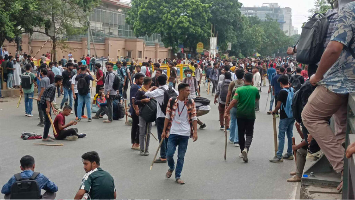 রাজধানীর প্রগতি সরনী এলাকায় সড়ক অবরোধ করে আন্দোলনে ইউআইইউসহ বিভিন্ন বেসরকারি বিশ্ববিদ্যালয় শিক্ষার্থীরা।