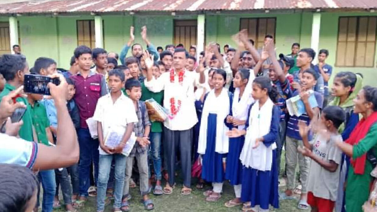 প্রধান শিক্ষক জনাব আবুল কালাম আজাদকে ফুলের মালা দিয়ে বরণ