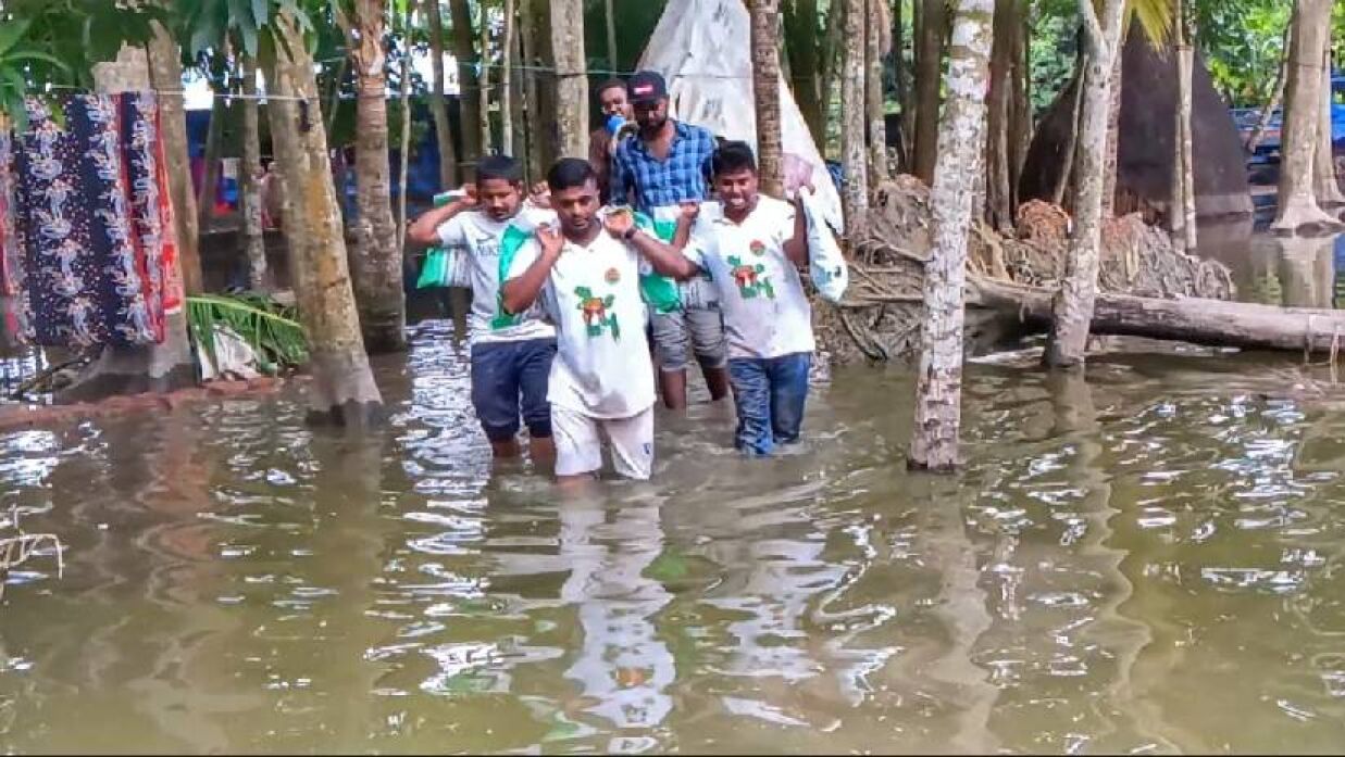 চাঁদপুরের ফরিদগঞ্জে বন্যাদুর্গতদের জন্য উপহার নিয়ে ছাত্রদল