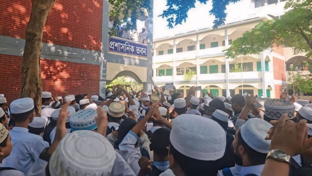 তা’মীরুল মিল্লাত কামিল মাদরাসার শিক্ষার্থীদের বিক্ষোভ