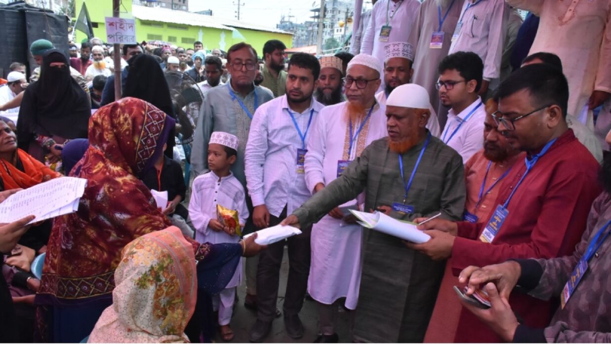 ছাত্র-জনতার গণআন্দোলনে রাজধানীর যাত্রাবাড়ীতে শহীদ ২৫ পরিবারকে ৫০ লাখ টাকা আর্থিক সহায়তা প্রদান করেছে জামায়াতে ইসলামী।