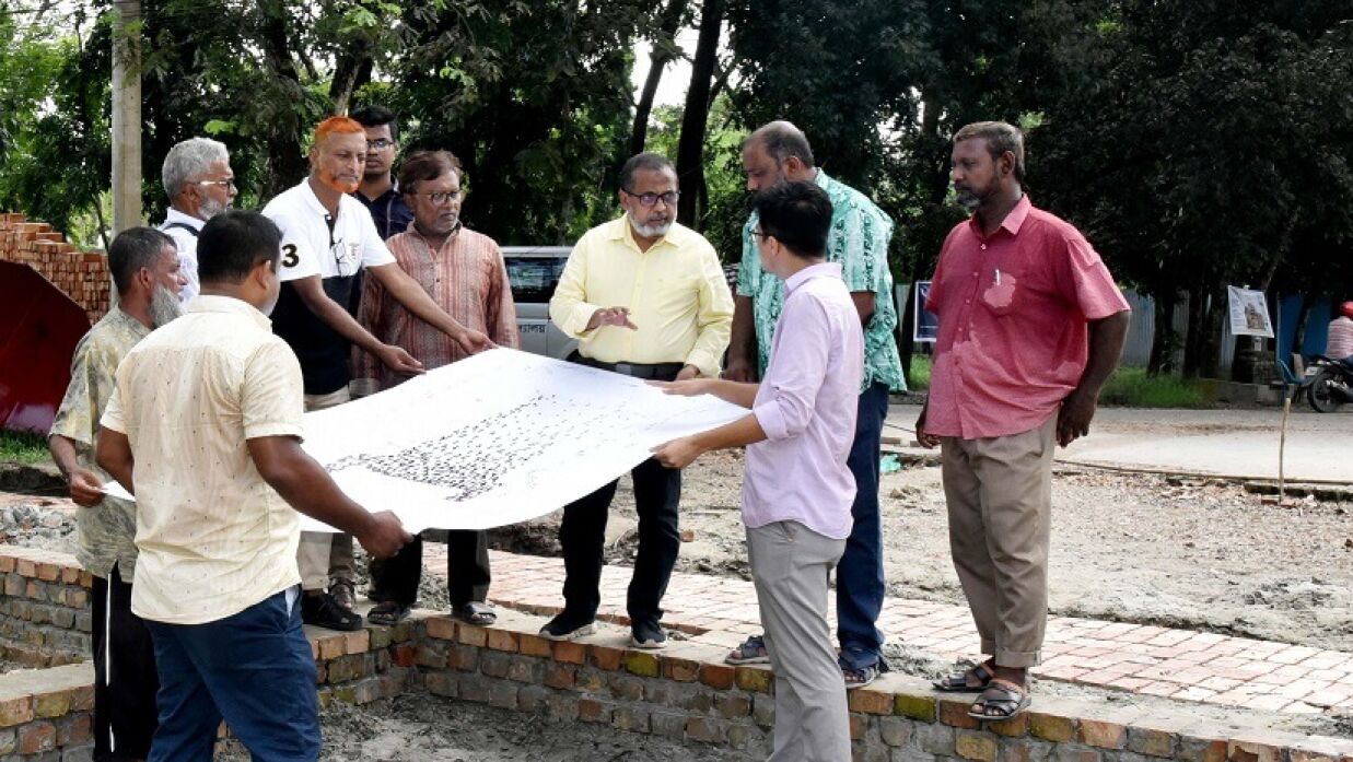 খুবির ল্যান্ডস্কেপিং ডিজাইনের কাজ পরিদর্শন করেন অধ্যাপক  ড. মো. রেজাউল করিম