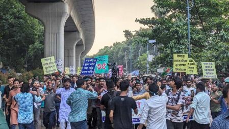 চাকরিতে প্রবেশের বয়সসীমা ৩৫ করার দাবিতে শাহবাগ অবরোধ