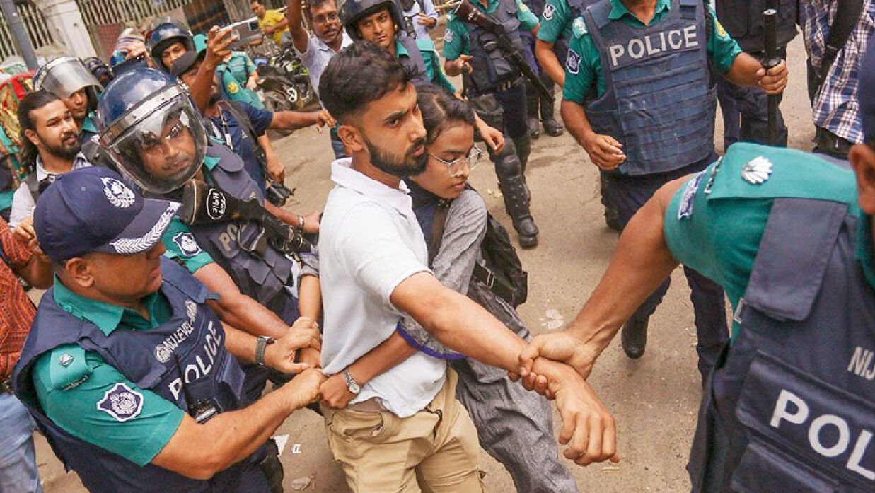 আন্দোলন থেকে এক শিক্ষার্থীকে গ্রেফতার করে নিয়ে যাওয়া হচ্ছে