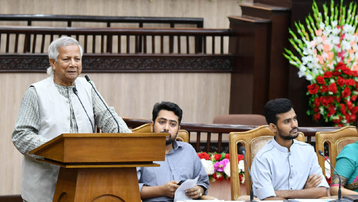 দলবাজ ছাত্র-শিক্ষকদের ক্যাম্পাসে দেখতে চাই না: প্রধান উপদেষ্টাকে শিক্ষার্থীরা