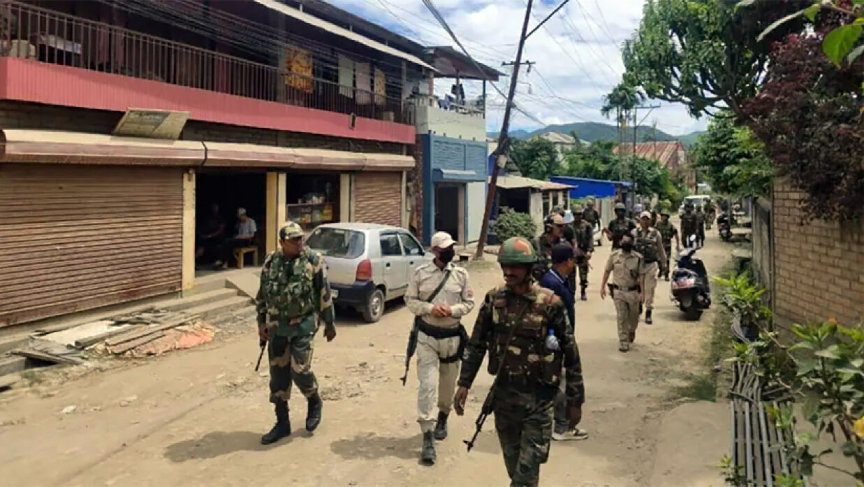 মণিপুর রাজ্যের ৩ জেলায় চলমান সহিংসতায় অনির্দিষ্টকালের জন্য কারফিউ জারি