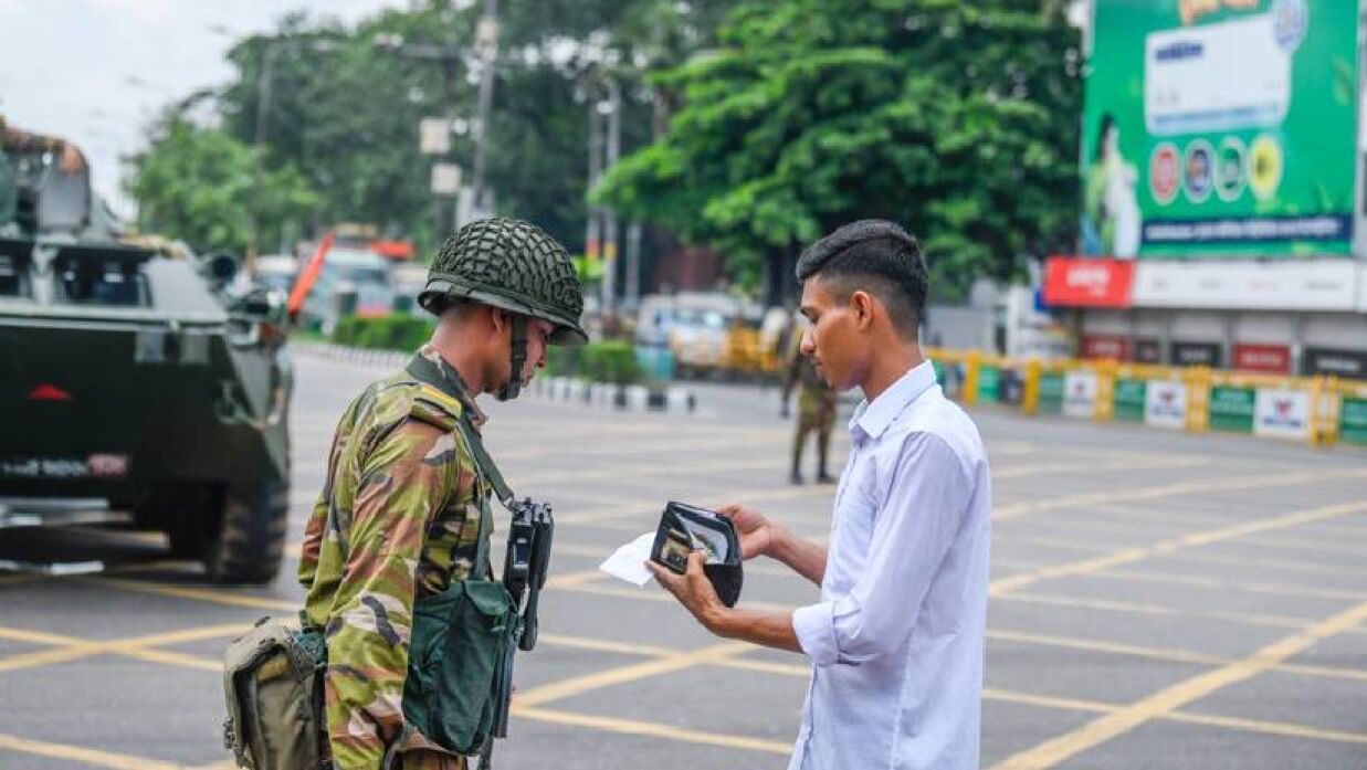 সেনাবাহিনীর সদস্যদের টহল