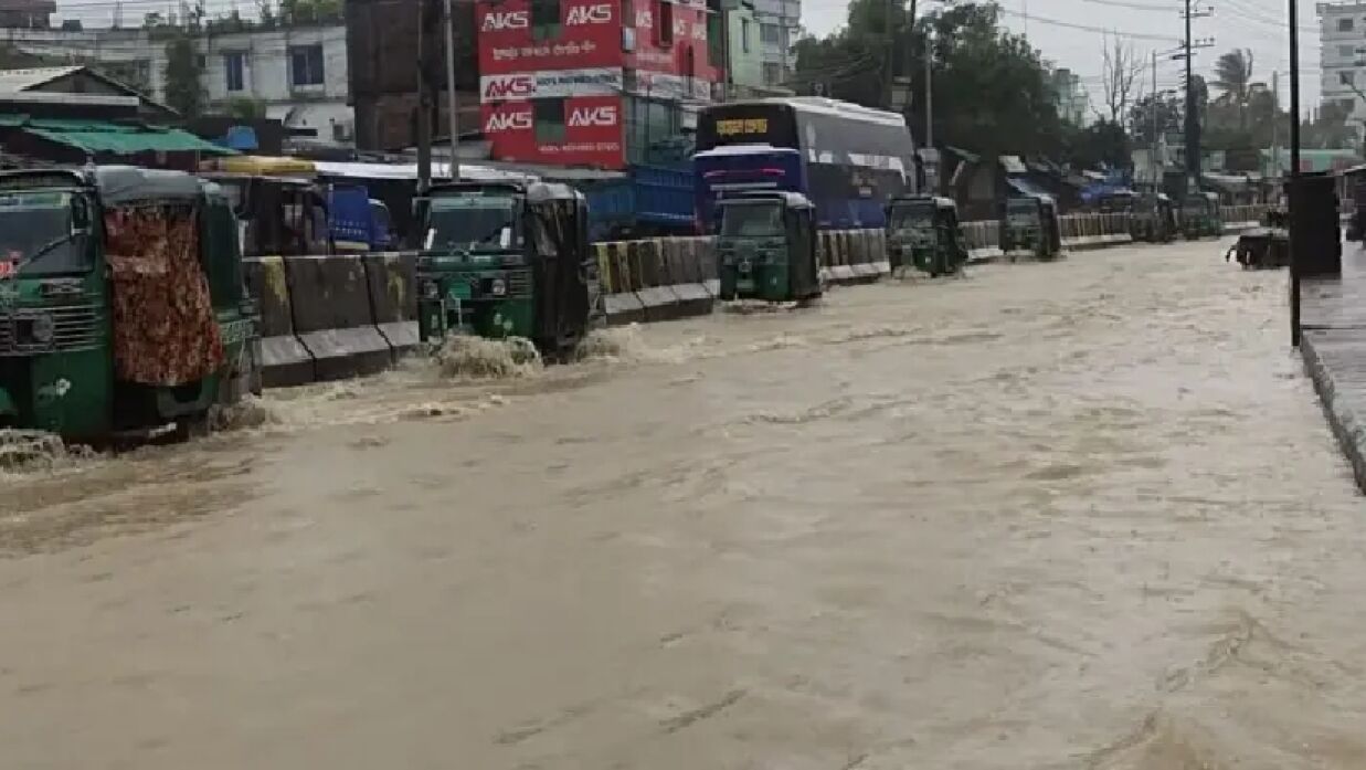 রেকর্ড বৃষ্টিপাতে প্লাবিত কক্সবাজার, ফের বন্যার শঙ্কা