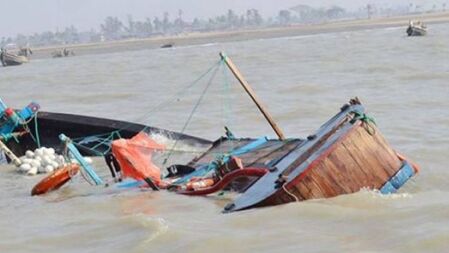 চরফ্যাশনে ট্রলারডুবি, ৭ জেলে নিখোঁজ